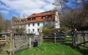 Müller-Suite und Mahlstube liegen im hier rechten Gebäudeteil